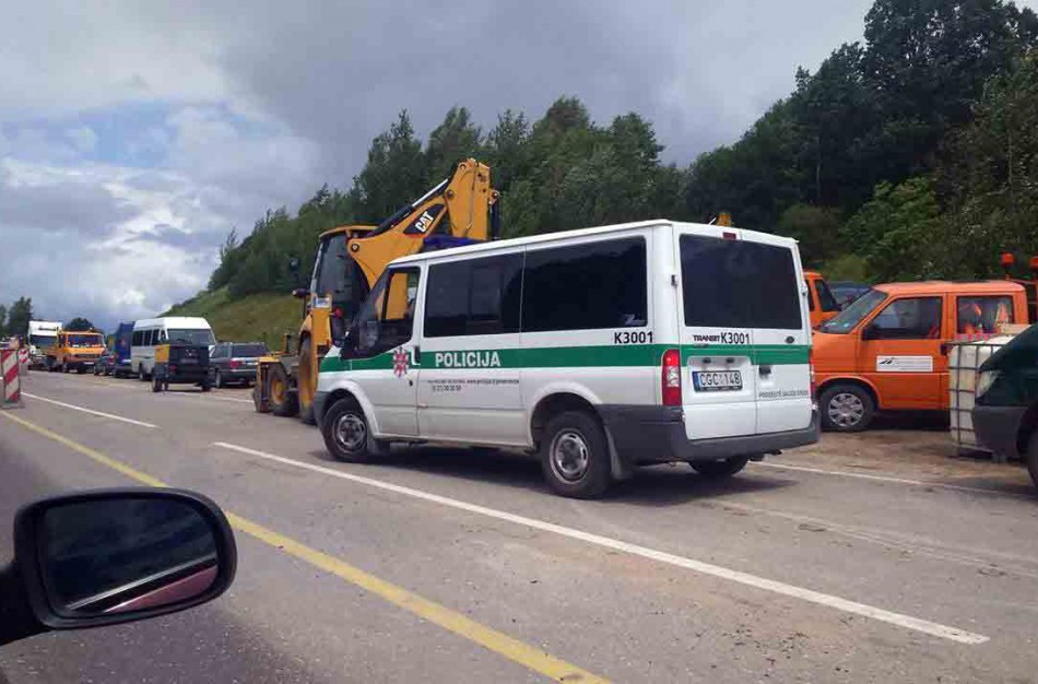  Sunkvežimis užvažiavo ant darbininko, vyro būklė – sunki