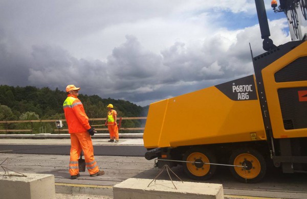  Sunkvežimis užvažiavo ant darbininko, vyro būklė – sunki