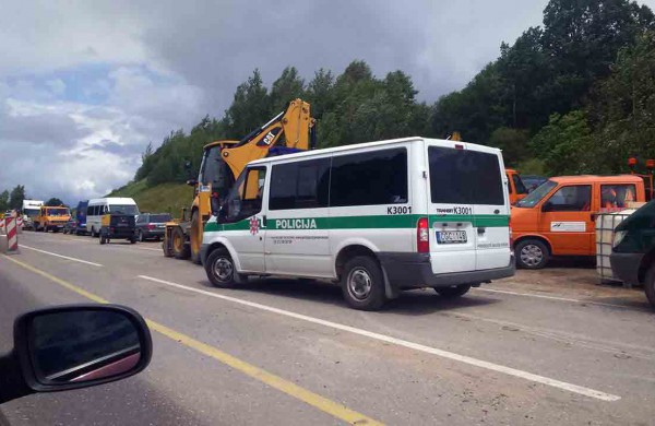  Sunkvežimis užvažiavo ant darbininko, vyro būklė – sunki
