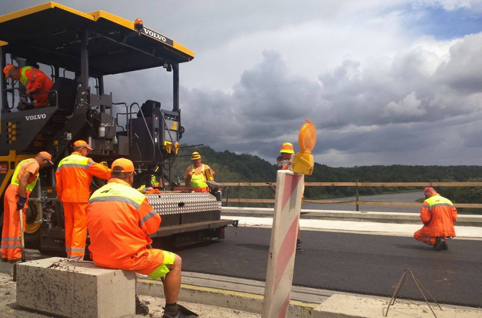 Darbininkas sužalotas atbuline eiga važiuojant krovininiam automobiliui