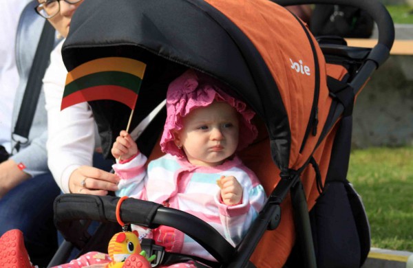 Jonavoje minint Valstybės dieną į 25 metrų aukštį iškelta trispalvė