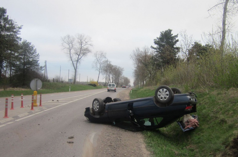 Apvirto lengvasis automobilis, žmonės nenukentėjo