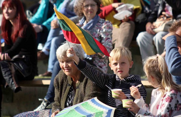 Jonavoje minint Valstybės dieną į 25 metrų aukštį iškelta trispalvė