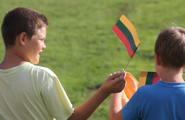 Jonavoje minint Valstybės dieną į 25 metrų aukštį iškelta trispalvė