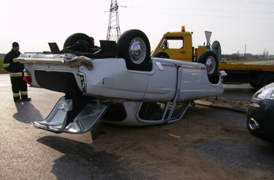 Jonavietės automobilis aukštyn ratais apvertė “Volgą”