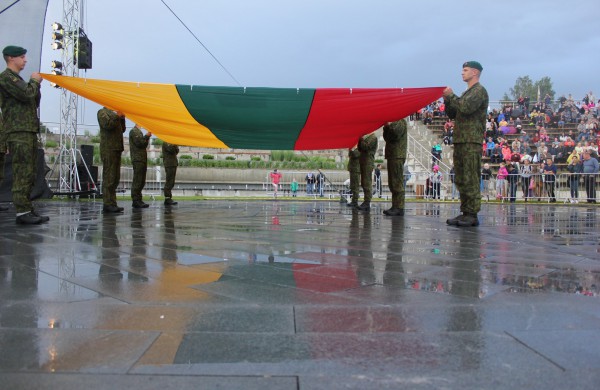 Jonavoje minint Valstybės dieną į 25 metrų aukštį iškelta trispalvė