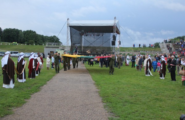 Jonavoje minint Valstybės dieną į 25 metrų aukštį iškelta trispalvė