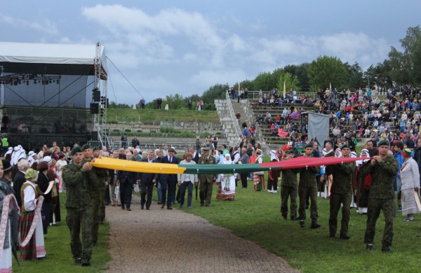 Jonavoje minint Valstybės dieną į 25 metrų aukštį iškelta trispalvė