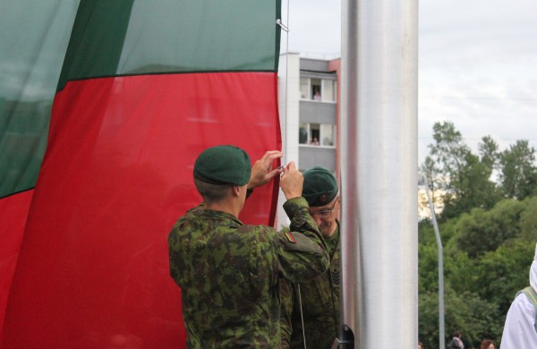 Jonavoje minint Valstybės dieną į 25 metrų aukštį iškelta trispalvė