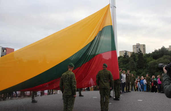 Jonavoje minint Valstybės dieną į 25 metrų aukštį iškelta trispalvė