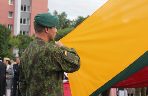 Jonavoje minint Valstybės dieną į 25 metrų aukštį iškelta trispalvė