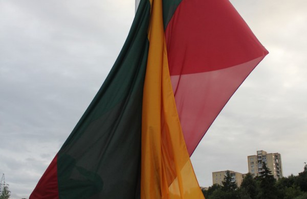 Jonavoje minint Valstybės dieną į 25 metrų aukštį iškelta trispalvė