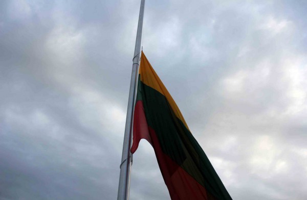 Jonavoje minint Valstybės dieną į 25 metrų aukštį iškelta trispalvė