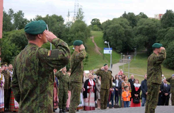 Jonavoje minint Valstybės dieną į 25 metrų aukštį iškelta trispalvė