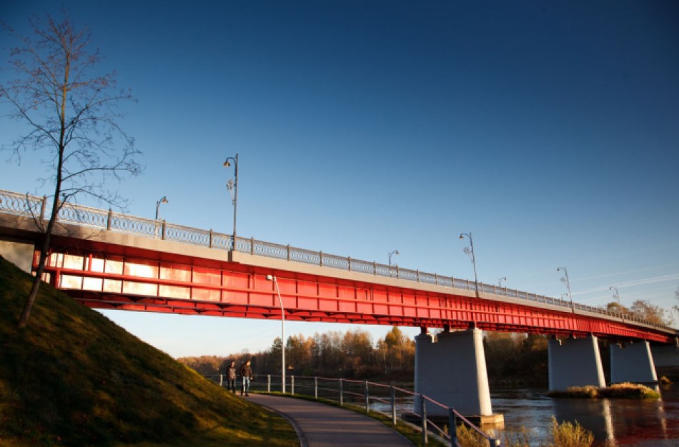 Drama ant tilto: vienas jaunuolis laikė, kitas – kvietė pagalbą