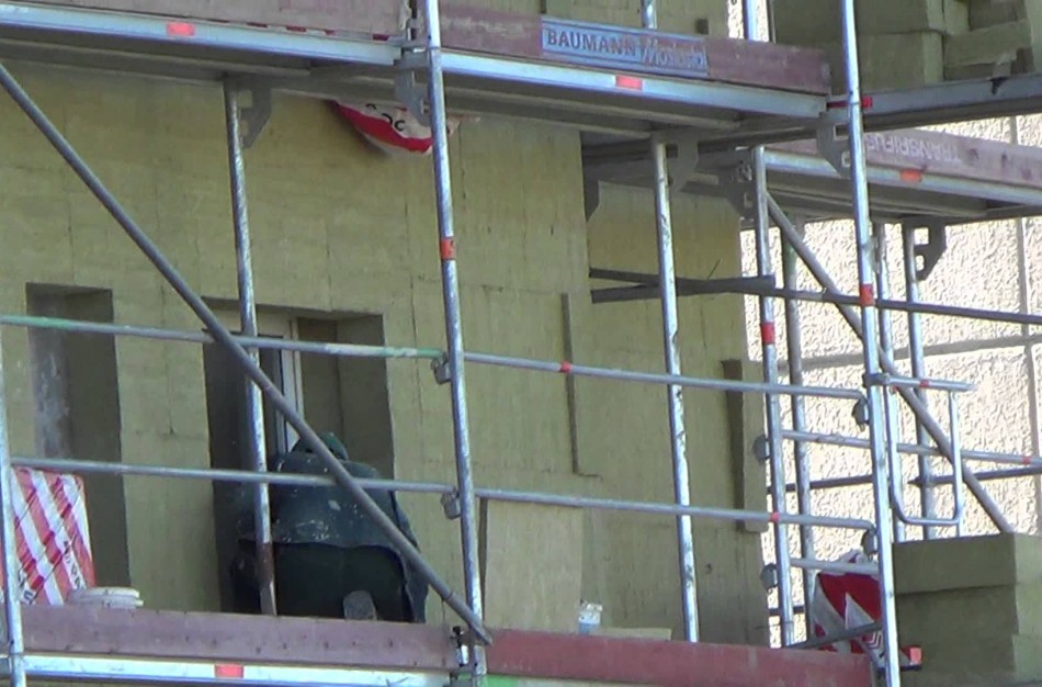 Apvogti statybininkai renovuojantys daugiabutį namą