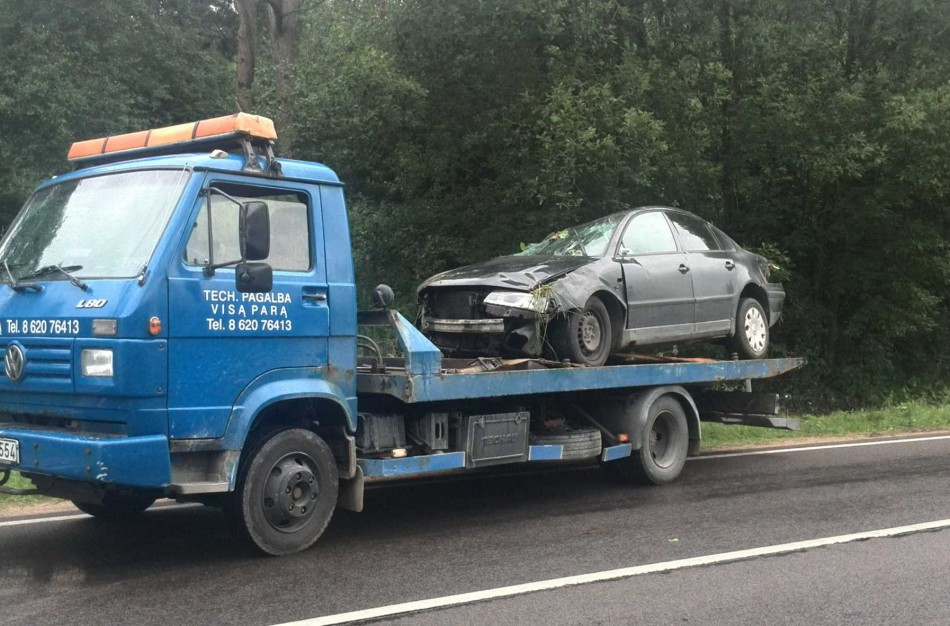 Sprogo padanga – automobilis apsivertęs ant stogo ir griovyje 