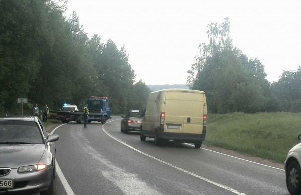 Sprogo padanga – automobilis apsivertęs ant stogo ir griovyje 