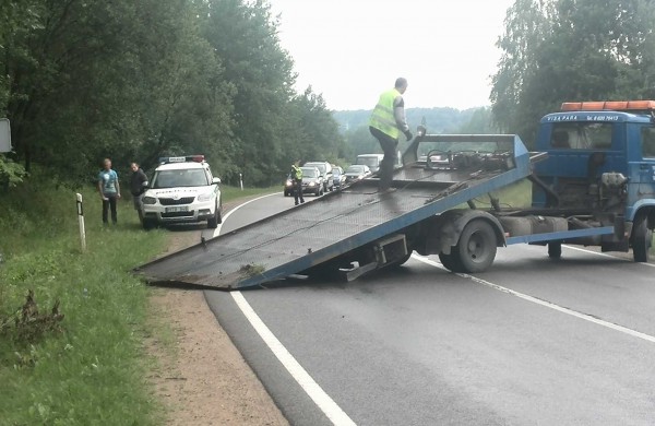 Sprogo padanga – automobilis apsivertęs ant stogo ir griovyje 