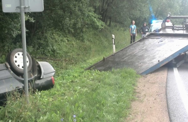 Sprogo padanga – automobilis apsivertęs ant stogo ir griovyje 