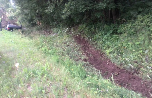 Sprogo padanga – automobilis apsivertęs ant stogo ir griovyje 