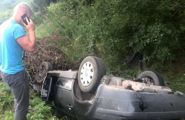 Sprogo padanga – automobilis apsivertęs ant stogo ir griovyje 