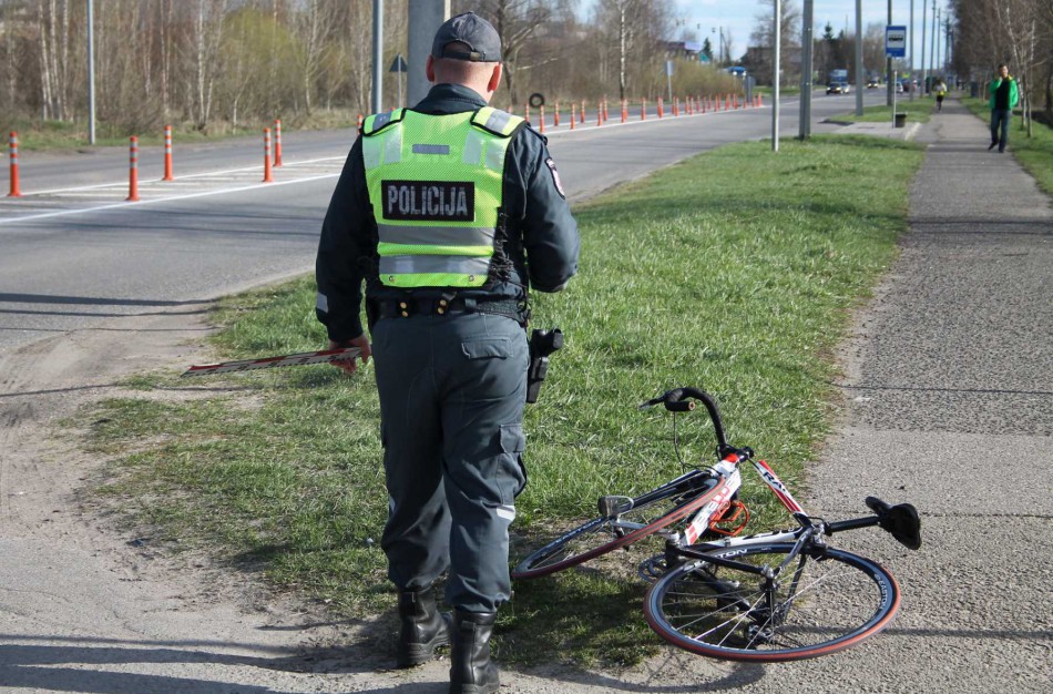 Policijos akiratyje dviratininkai – reidų metu ragins dėvėti šalmus