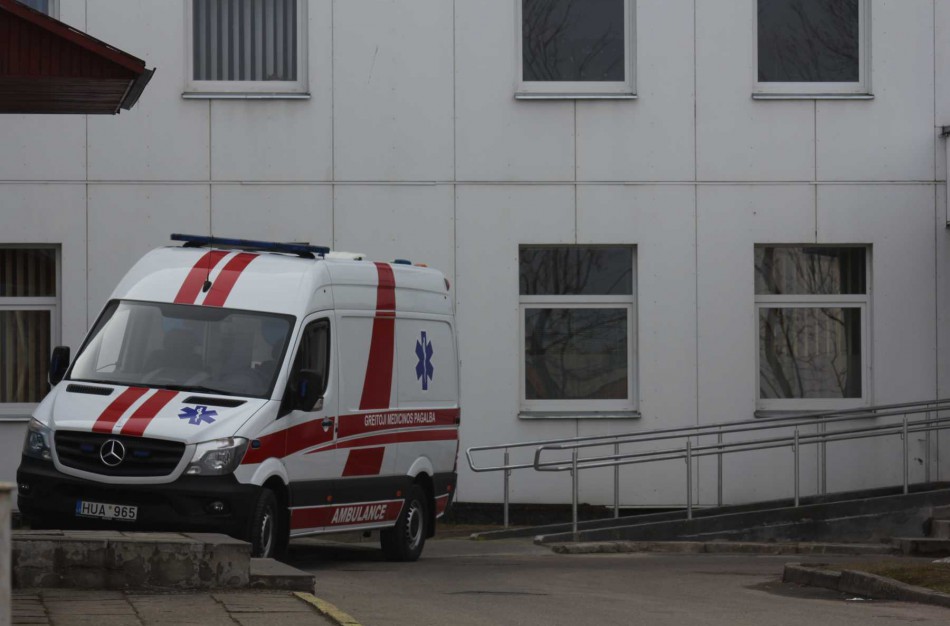 Namo kieme jonaviečiai rado miegančią senyvo amžiaus moterį: „Gal  jos kas nors ieško?“