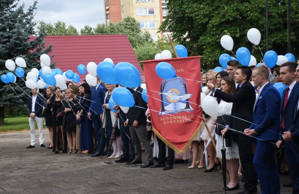 Senamiesčio gimnazijos abiturientams - brandos atestatai 