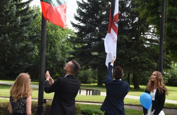 Senamiesčio gimnazijos abiturientams - brandos atestatai 