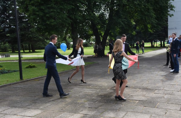 Senamiesčio gimnazijos abiturientams - brandos atestatai 