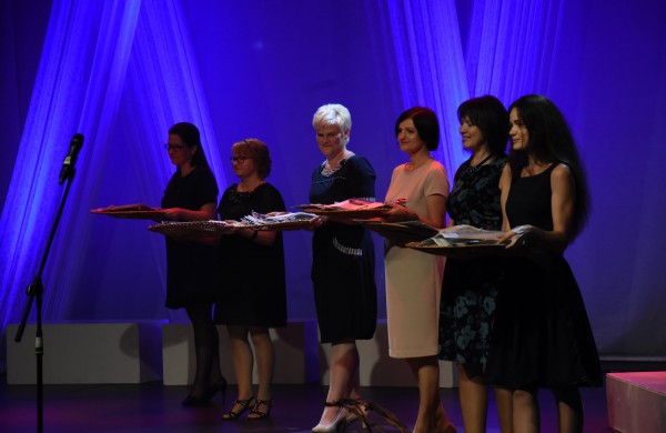 Senamiesčio gimnazijos abiturientams - brandos atestatai 