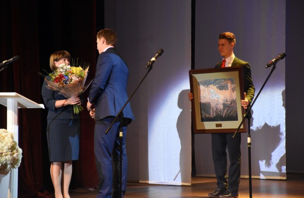 Senamiesčio gimnazijos abiturientams - brandos atestatai 