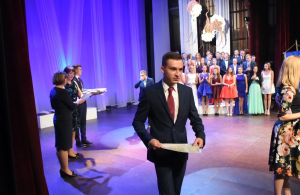 Senamiesčio gimnazijos abiturientams - brandos atestatai 