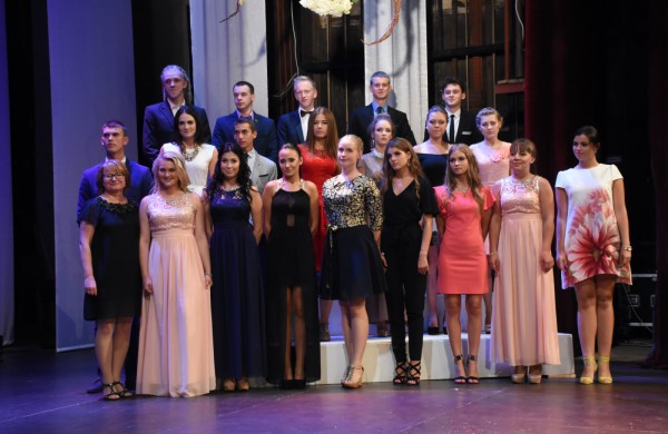 Senamiesčio gimnazijos abiturientams - brandos atestatai 