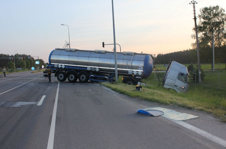 Kelyje Kaunas-Jonava – didelė avarija, žmones vadavo ugniagesiai