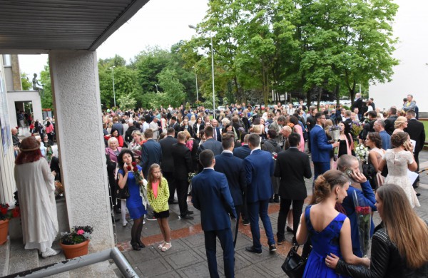 Senamiesčio gimnazijos abiturientams - brandos atestatai 