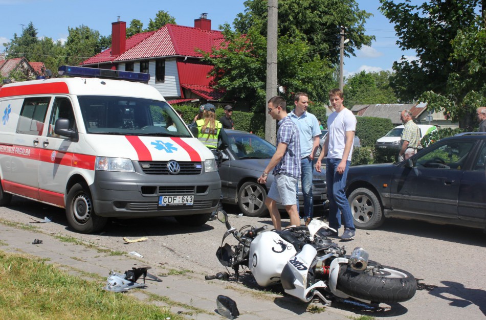 Vasario 16-osios gatvėje – avarija, stipriai sužalotas motociklininkas