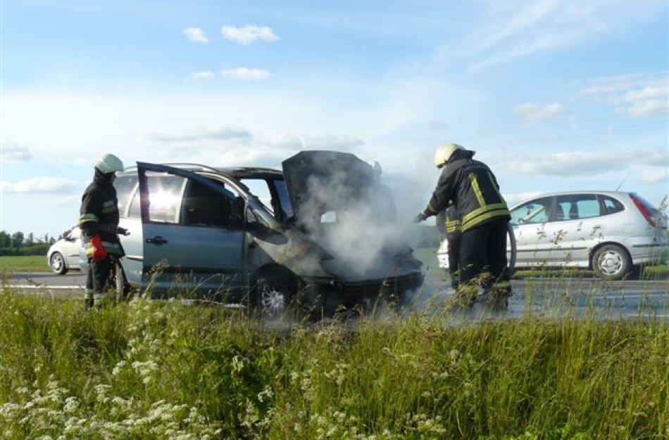 Kelyje užsidegė automobilis