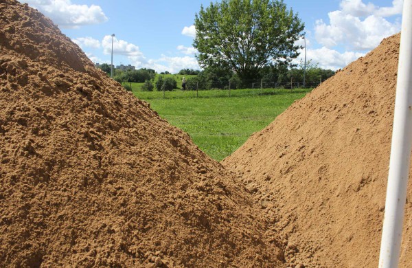 Miesto stadione ruošiamos aikštelės purvo tinkliniui