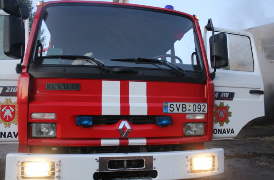 Šveicarijos kaime užsidegė garažas, sudegė automobilis “BMW”, motociklas