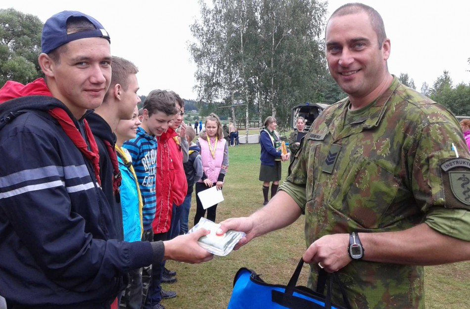 Skautai stovyklavo akmens amžiuje