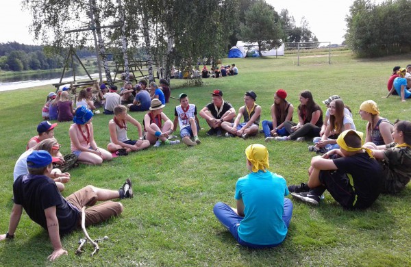 Skautai stovyklavo akmens amžiuje