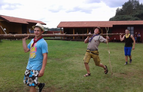 Skautai stovyklavo akmens amžiuje