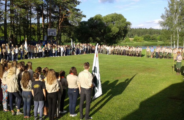 Skautai stovyklavo akmens amžiuje