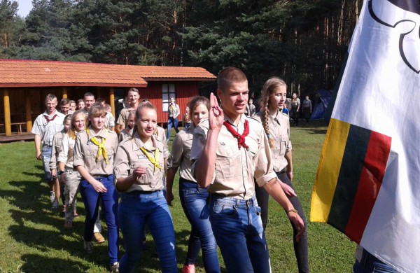 Skautai stovyklavo akmens amžiuje