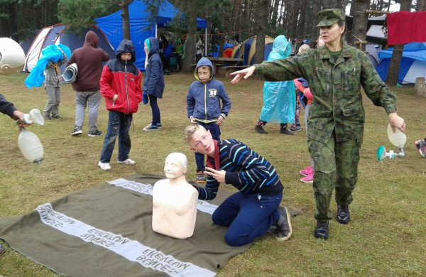 Skautai stovyklavo akmens amžiuje