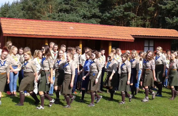 Skautai stovyklavo akmens amžiuje