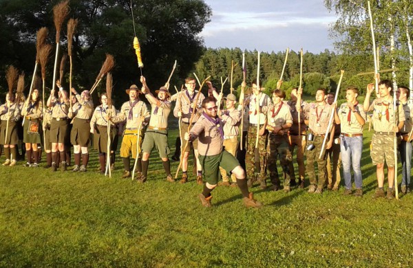 Skautai stovyklavo akmens amžiuje