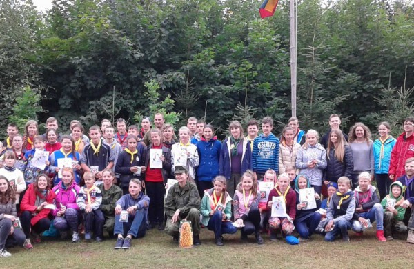 Skautai stovyklavo akmens amžiuje